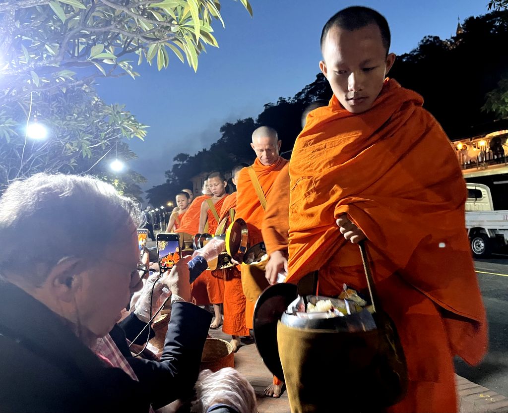 Les moines partent en quête des offrandes avant de commencer leur journée de prières dans leurs monastères - Photo : PB