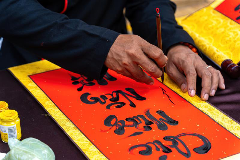 Rencontre avec un maître calligraphe à Hanoi au Vietnam © Shutterstock