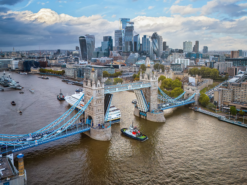 Le majestueux Tower Bridge s'ouvre sur le fleuve, avec la City en toile de fond © Shutterstock Civitatis