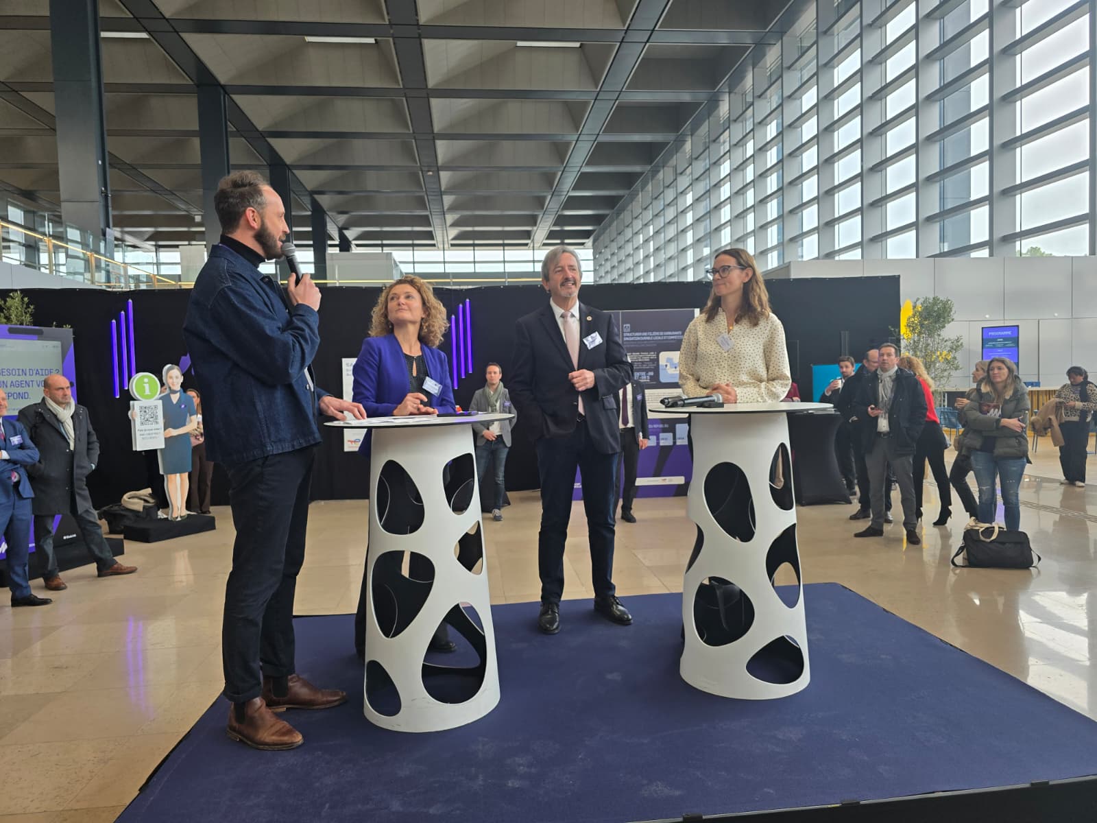Jean-Michel Diaz de TotalEnergies et Victoria Morin de Transavia évoquent les enjeux de la production de SAF (carburant d'aviation durable)  en France - Photo CE