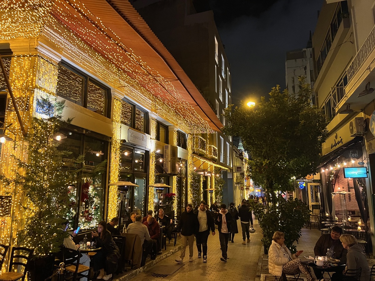 La Grèce se prépare lentement, depuis début décembre, avec des lumières chaleureuses, de la musique dans les rues, des parfums de miel et de cannelle, et un sens naturel de l’hospitalité - Photo : Yalos Tours