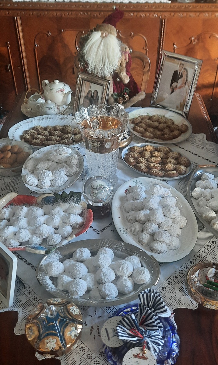 Les fêtes grecques ont leurs propres stars : kourabiedes (amandes & sucre glace), melomakarona (miel & noix), christopsomo artisanal... - Photo : Yalos Tours