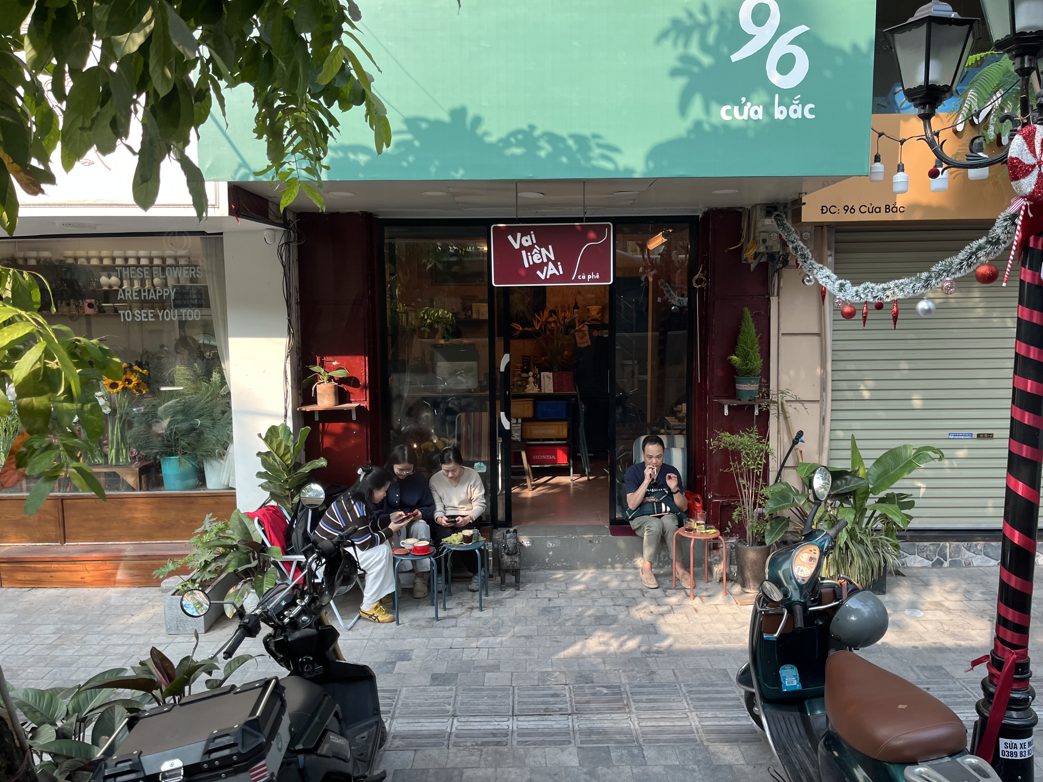 La jeunesse de Hanoï nourrit une véritable passion pour le café : noir, avec du lait ou avec des oeufs battus façon sabayon - Photo : PB