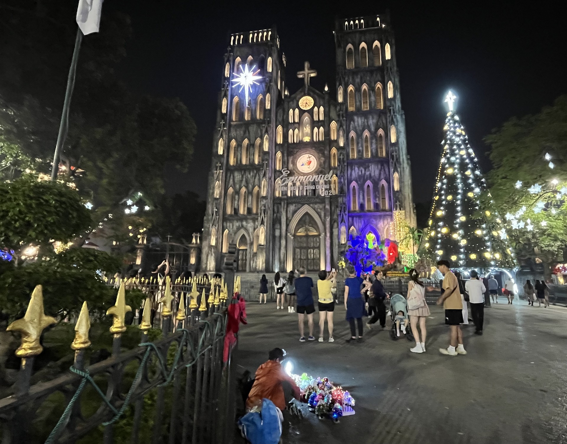 La cathédrale Saint-Joseph à Hanoï dans ses habits de nuit et de Noël - Photo : PB