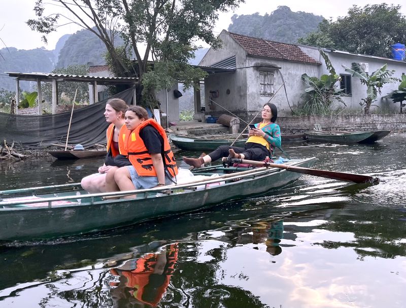 Lors de la balade en bateau dans la "Baie d'Halong terrestre", ce sont des dames qui rament... avec leurs pieds ! - Photo : PB