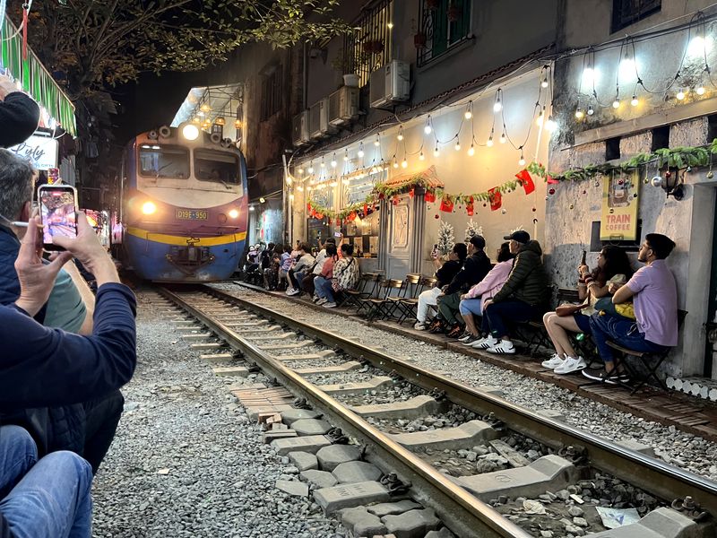 A l'arrivée du train dans la "Hanoï train street", tout le monde quitte prestement la voie - Photo : PB
