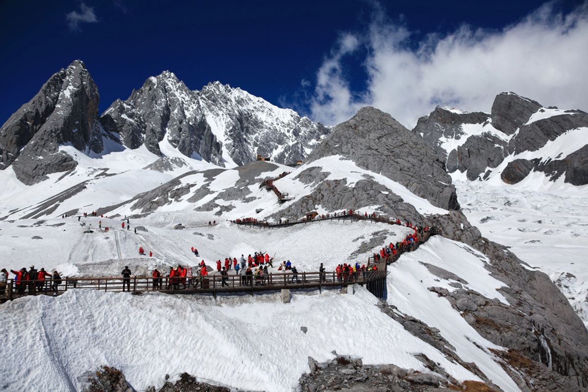 •	À plus de 4 500 mètres d’altitude la montagne enneigée du Dragon de Jade, en Chine, contraint les touristes à acheter… de l’oxygène. @depositphotos/phaendin