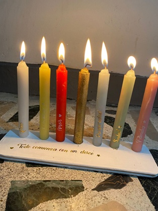 Chaque bougie allumée pour le Día de las Velitas représente un vœu, une intention ou un remerciement - Photo : Johana Peña