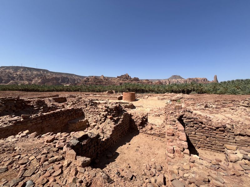 Le site de l' antique Dadan : au premier plan, un ancien quartier d'habitation. A l'arrière, les vestiges du grand sanctuaire et son haut bassin circulaire monolithe. Photo : PB