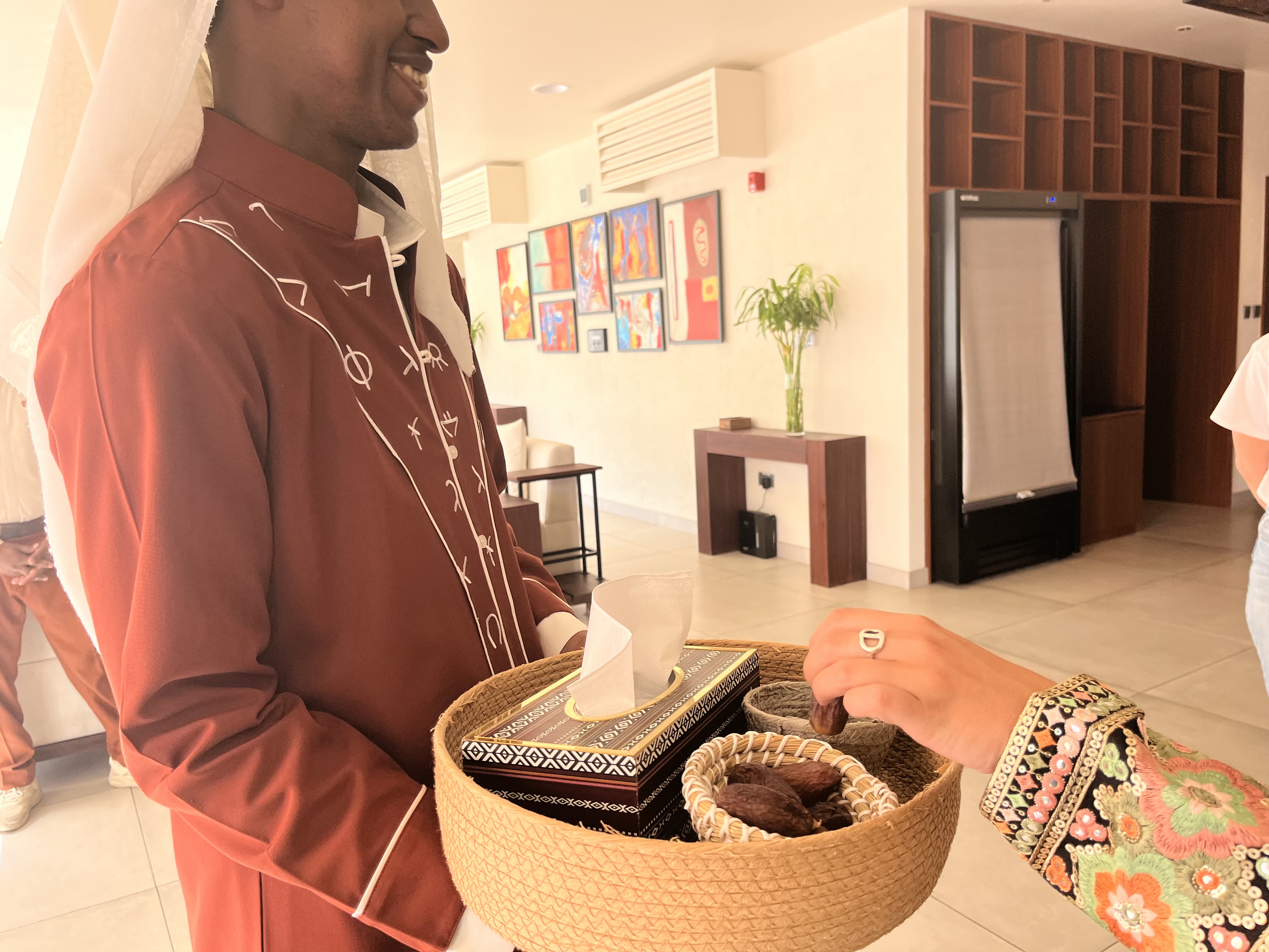À l’arrivée à l’hôtel, des dattes sont offertes aux clients. Photo : PB