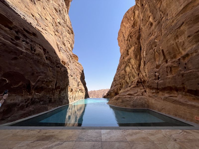 La piscine du Banyan Tree a été installée entre deux falaises. Photo : PB