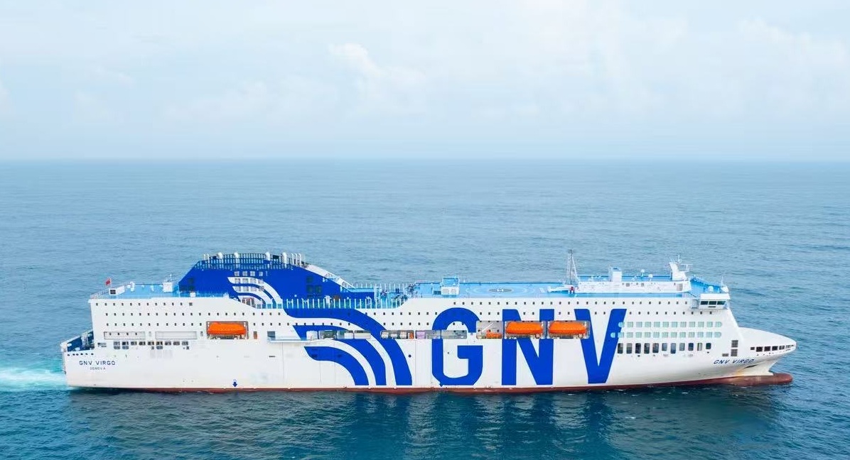 Avec 52 300 tonnes de jauge brute, 218 mètres de long, 29,6 mètres de large et une vitesse maximale de 25 nœuds, b[le GNV Virgo peut accueillir 1 785 passagers, répartis dans plus de 420 cabines @GNV
