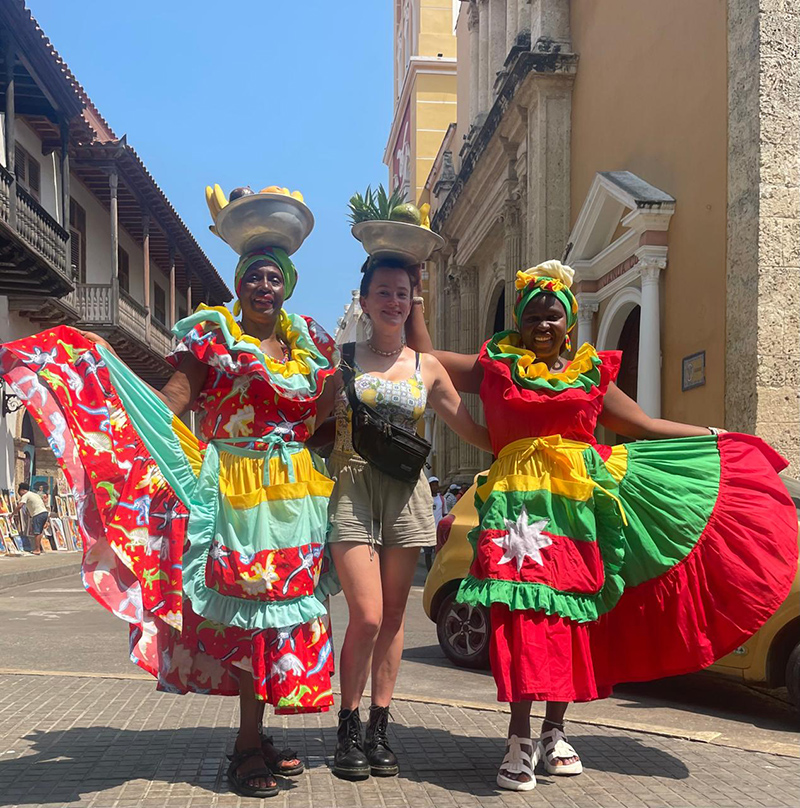 Avec les Palenqueras de Carthagène © Marianne Jagu