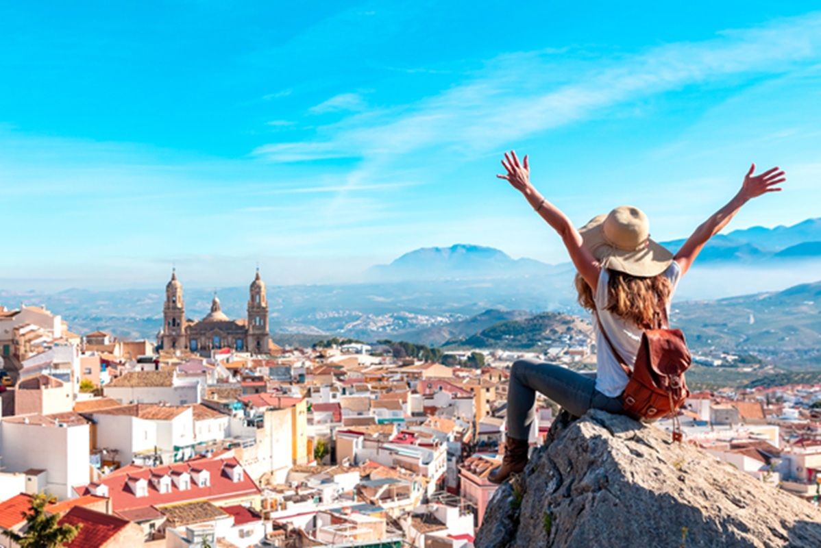 •	 En 2026, les agences de voyages devront relever plusieurs défis majeurs : réduire la saisonnalité du tourisme, s’adapter à des réglementations de plus en plus complexes et maîtriser la hausse des coûts d’exploitation.@depositphotos/studioM