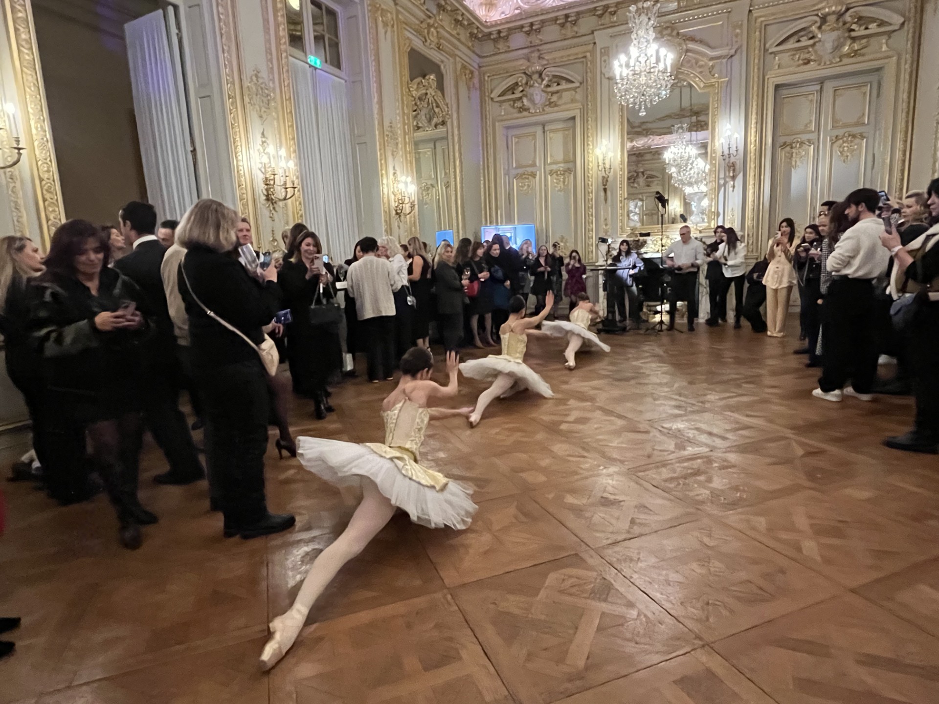 Un petit intermède danse-musique pour finir la soirée. Photo : PB