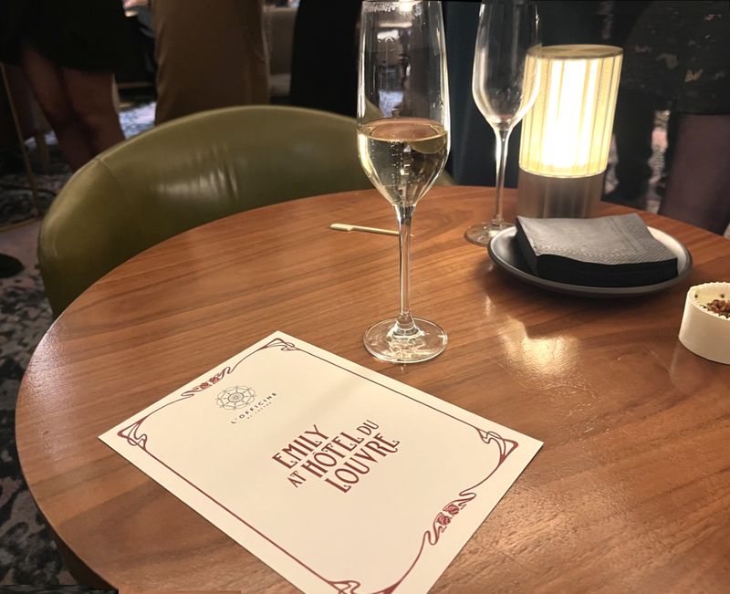 Emily Cooper (Emily in Paris) est en vedette au bar de l'hôtel - Photo : PB