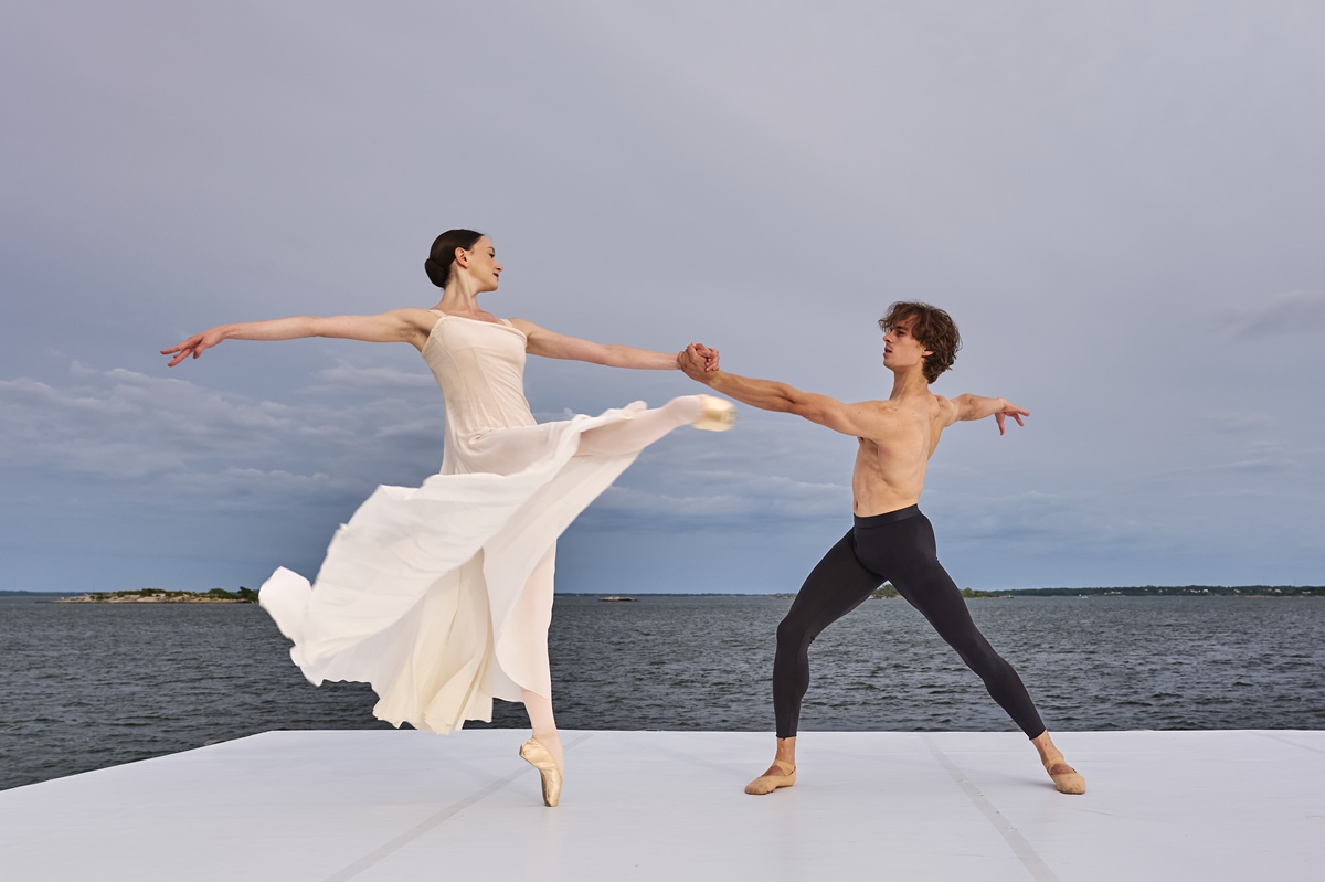 Des danseurs du Ballet de l’Opéra accompagneront les passagers lors de performances à bord et à terre, mais aussi d’échanges, conférences et cours de danse classique - Photo : PONANT, Thomas Robin
