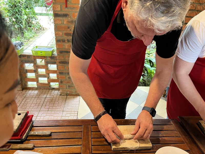 Christophe Fuss qui n'aime pas rester dans sa zone de confort, n'hésite pas quand il le faut à participer à un cours de cuisine © PB