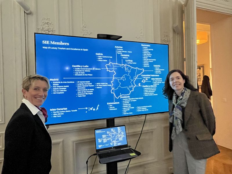 Ana Alonso (à g.) et Sandra Grana (à d.) devant un panneau localisant les adhérents du club SIE - Photo : PB