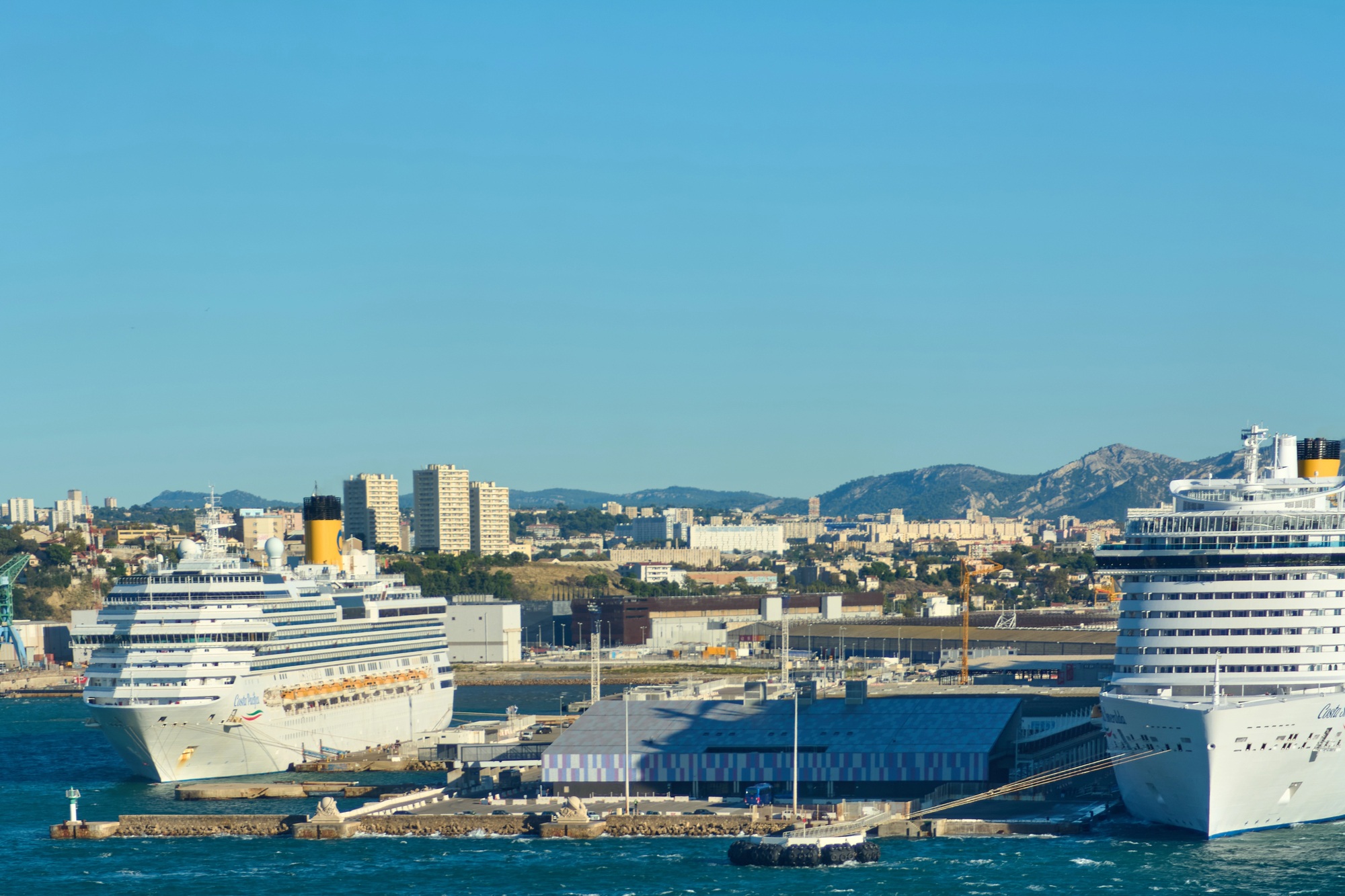 Dès 2026, le port de Marseille sera en mesure de brancher simultanément trois navires de croisière à quai @Deposit-Photos