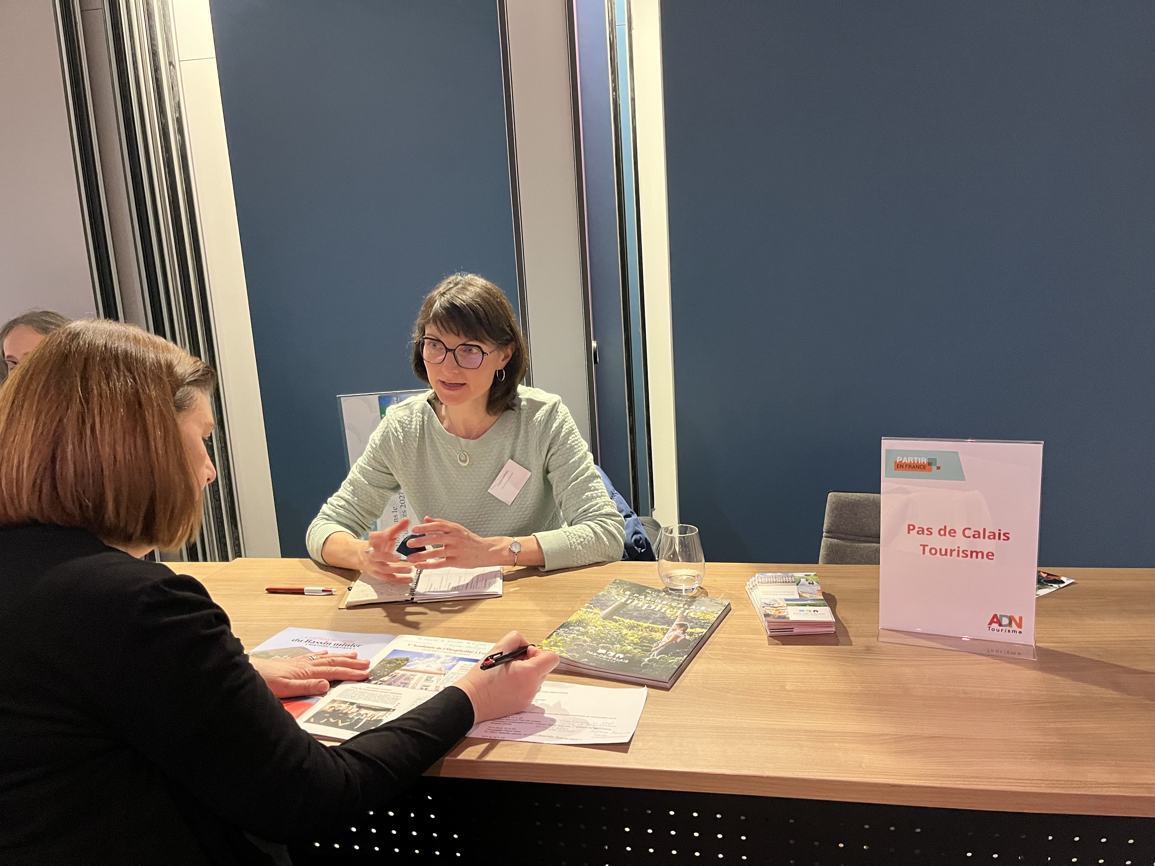 Marion Harmel, l sur le stand du Pas-de-Calais au workshop Partir en France hoto : PB