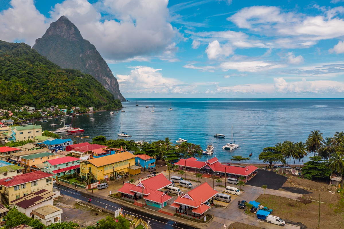 La Soufrière est une escale incontournable à Sainte Lucie, avec son village aux maisons colorées et ses Pitons majestueux qui dominent le paysage. ©SaintLuciaTourismAuthority