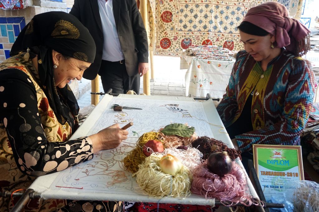 Les femmes ouzbèkes excellent dans les broderies colorées appelées Suzanis - Photo : PB