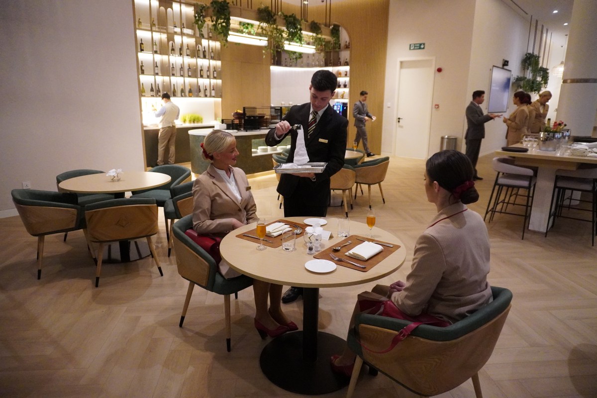 Au restaurant de l’Emirates Centre of Hospitality Excellence, les PNC s'entraînent entre eux à l'excellence - Photo : C.Hardin