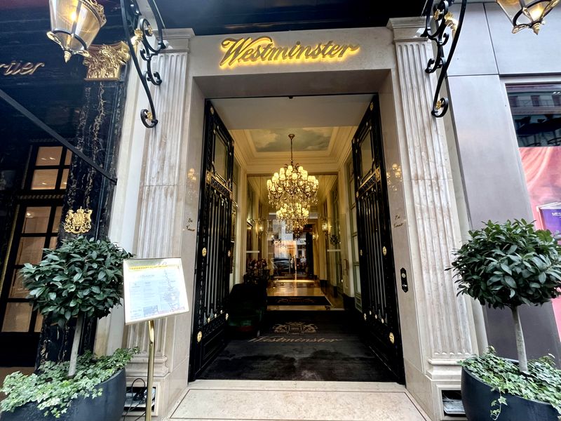 Rue de la Paix, à deux pas de l'Opéra Garnier, le Westminster Paris a décroché sa cinquième étoile, après plus de deux ans de travaux - Photo : Paula Boyer