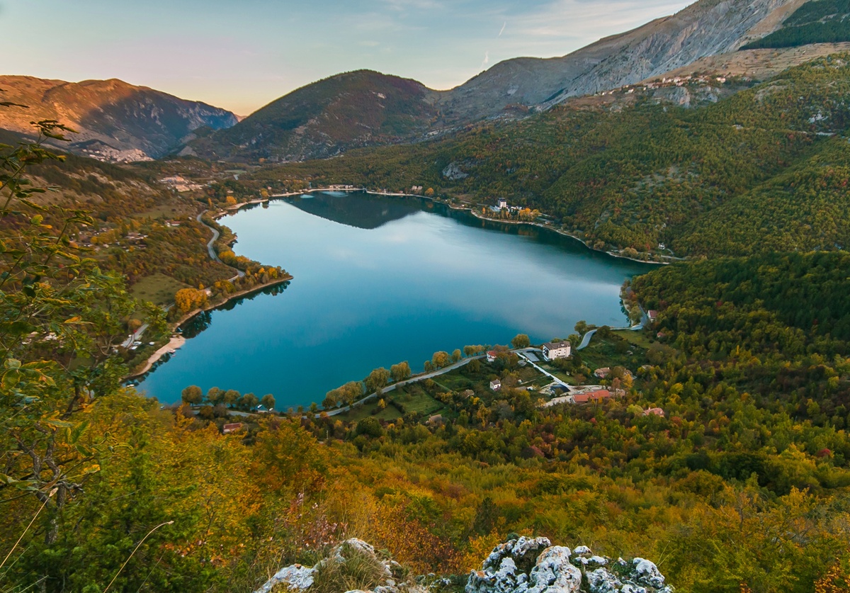 Dans la région italienne des Abruzzes, le lac presque secret de Scanno a une forme quasi exacte de cœur - DepositPhotos.com, Buffy1982