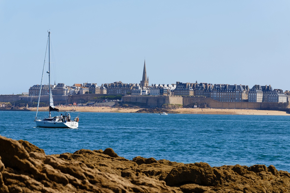 Le Corse et la Bretagne sont les deux régions les plus prisées des touristes selon les Traveller Review Awards 2026 de Booking.com. @depositphotos/ Image de KovalenkovPetr