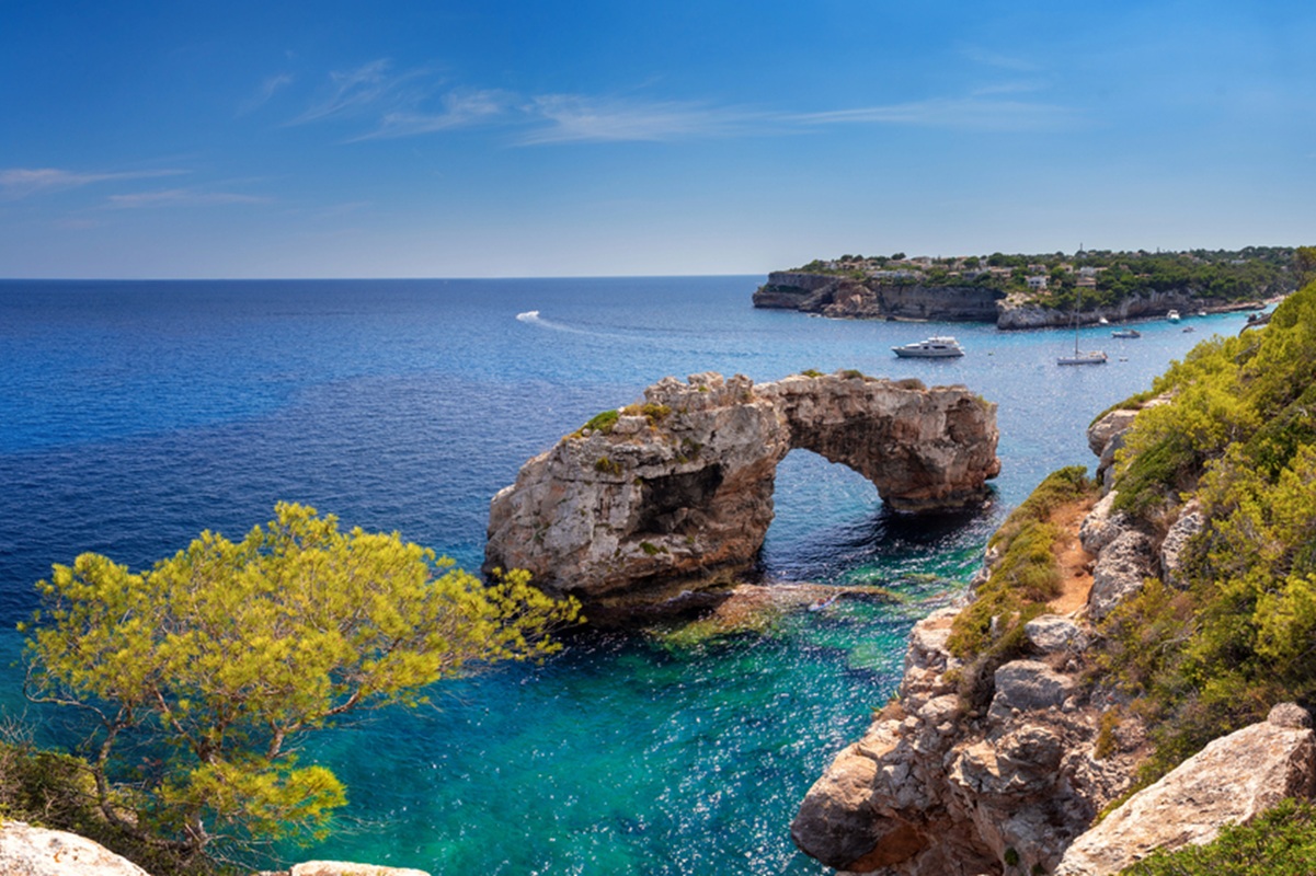 Majorque, comme le Portugal sont menacé par la tempête Leonardo. @depositphotos/davenibz