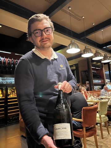 La cave du Domaine Les Crayères compte pas moins de 72000 bouteilles. Ici, le sommelier de la Brasserie Le Jardin propose un vin du Domaine Belargus © PB