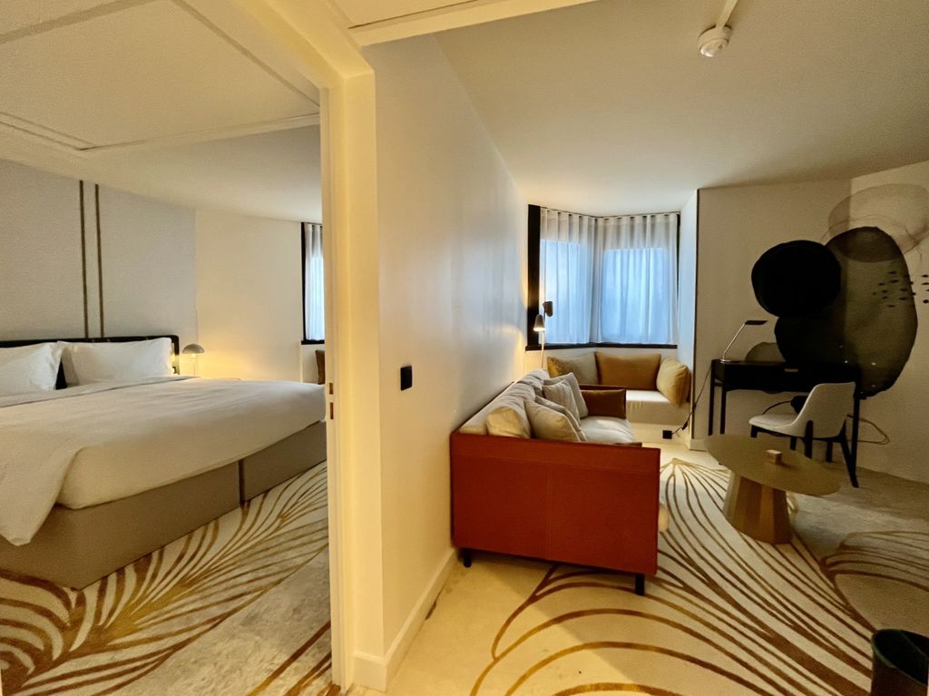 Dans les hébergements, des couleurs douces, du beige, du vert et des touches dorées. Ici, une suite - Photo : PB