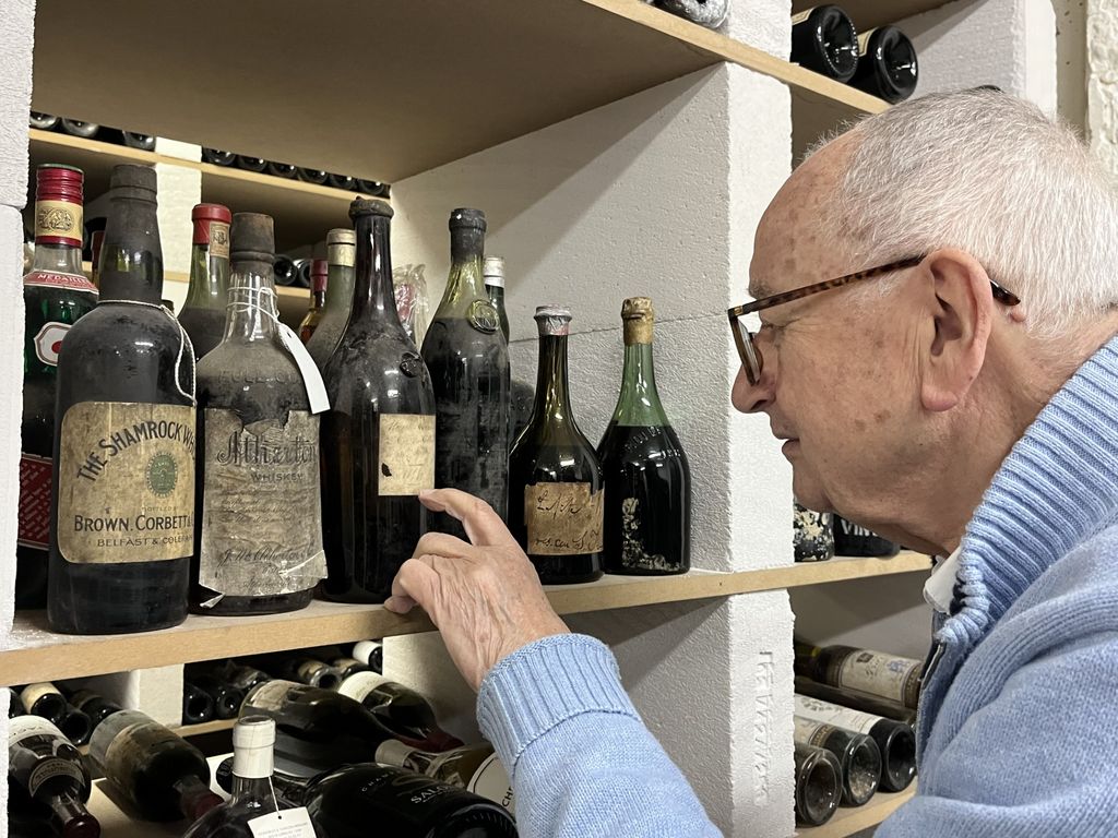 Dans sa cave, François Audouze aime bien faire se cotoyer des bouteilles de diverses provenances - Photo : PB