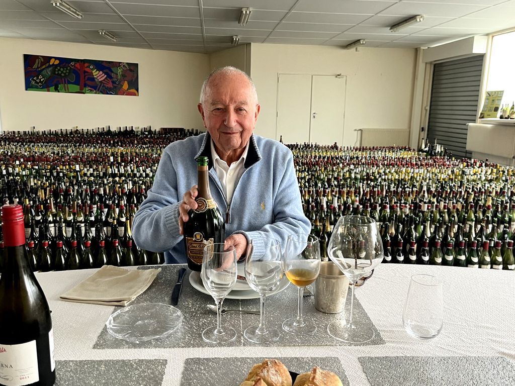Partager un repas avec François Audouze, une expérience inoubliable. En arrière-plan, toutes les bouteilles qu'il a bues dans sa vie - Photo : PB