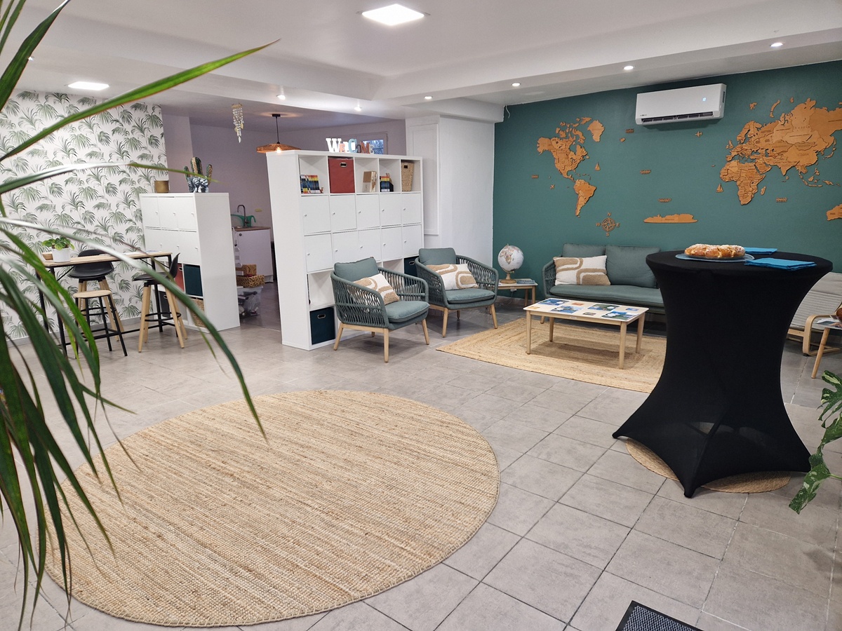 Les futurs voyageurs sont d’abord accueillis dans un salon où les conseillères vont écouter leur projet - Photo : Voyages et Sens