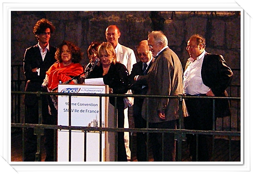 Michèle Laget Herbaut Présidente du SNAV Ile-de-France et ses administrateurs au pied de la Citadelle de David, dans les remparts de la vieille ville de Jérusalem.
