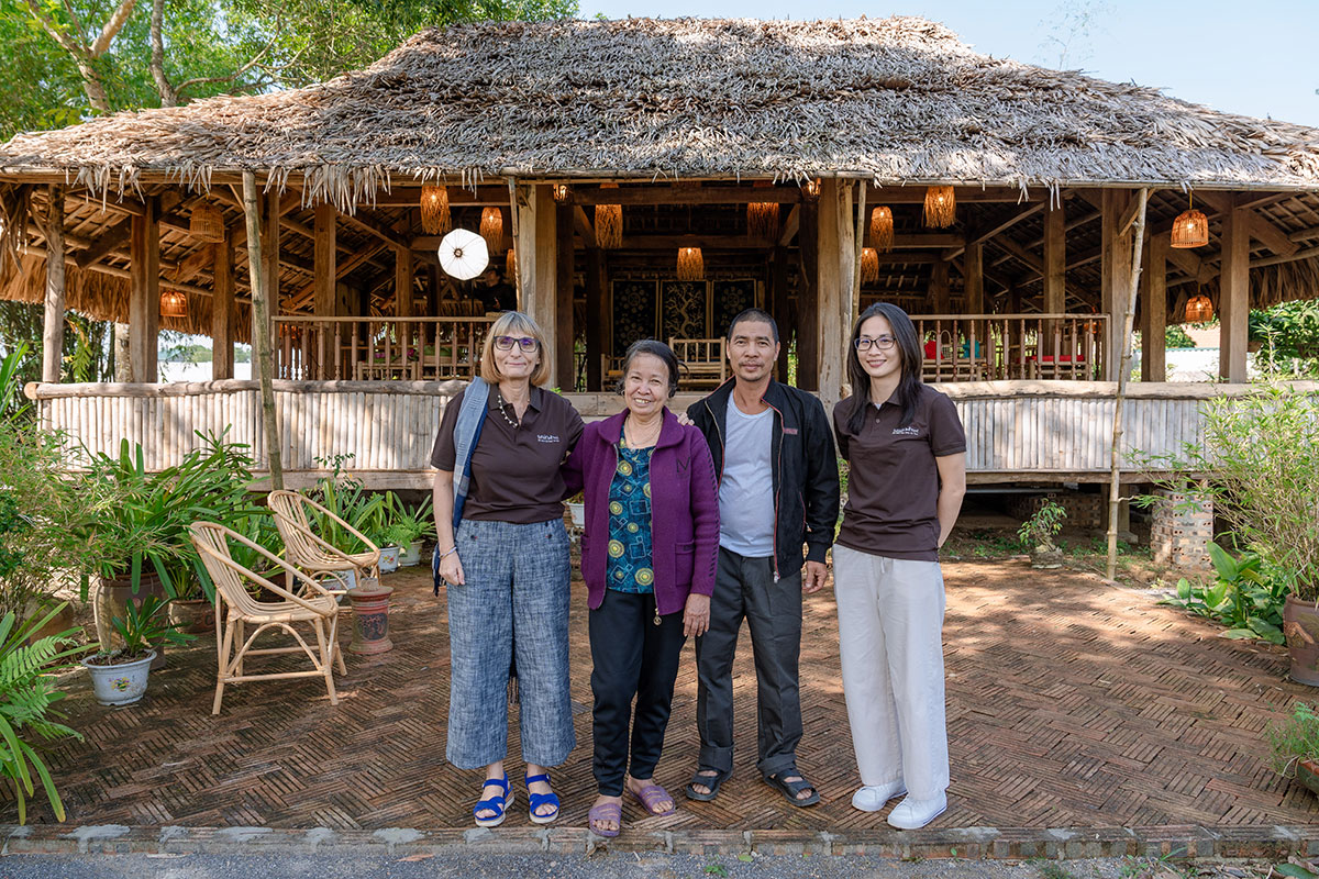 Véronique Chappet et Huyen (équipe Production Easia Travel Vietnam) aux côtés de la famille : Mme Xoa, M. Lam et Mme The, devant la Van Long House. © Easia Travel