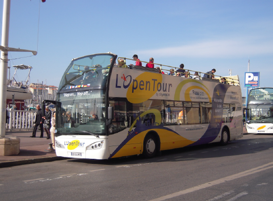 A double-decker bus of the Open Tour on the Vieux-Port in Marseille - Photo : SMT