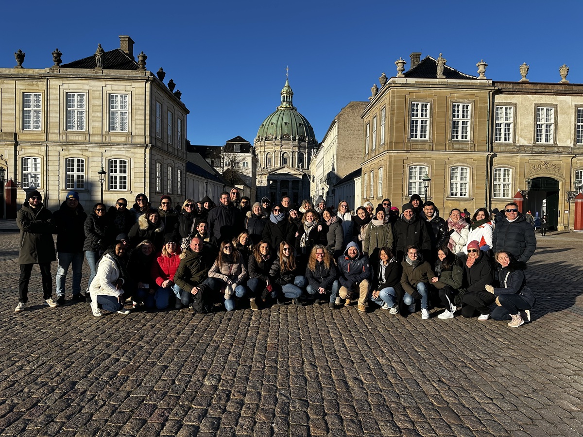 La soixantaine de collaborateurs de Syltours réunie lors d'un séminaire, en janvier 2025, à Copenhague - Photo : Syltours