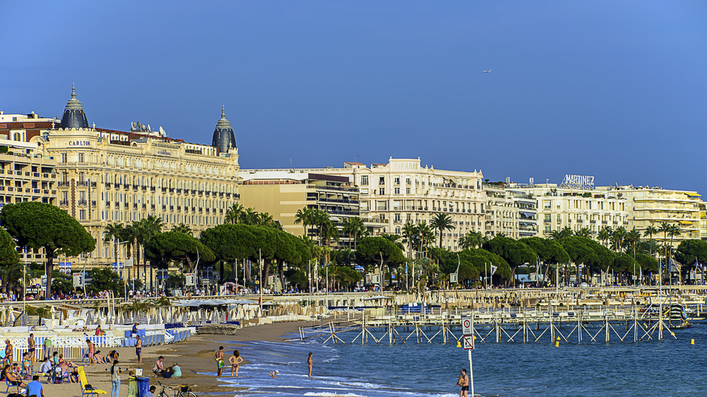 Cannes et sa célèbre Croisette sont peuplées d'hôtels de luxe © manjik/Deposit Photos