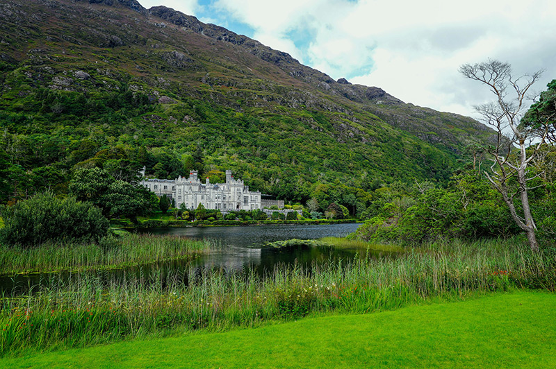 Scenic View of Kylemore Abbey © Pexels