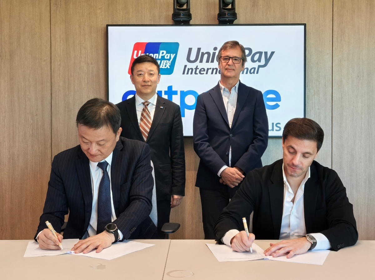 De gauche à droite : Larry Wang, CEO of UnionPay International ; Dong Junfeng, Chairman of China UnionPay and UnionPay International ; Luis Maroto, President and CEO, Amadeus ; Sam Abdou, CEO, Outpayce from Amadeus - Photo : Amadeus