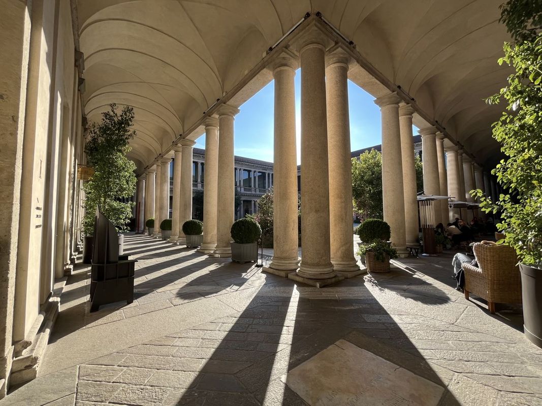 Tout autour de la Place du quadrilatère, une imposante colonnade sous laquelle se cache l'entrée du Portrait Milano - Photo : PB