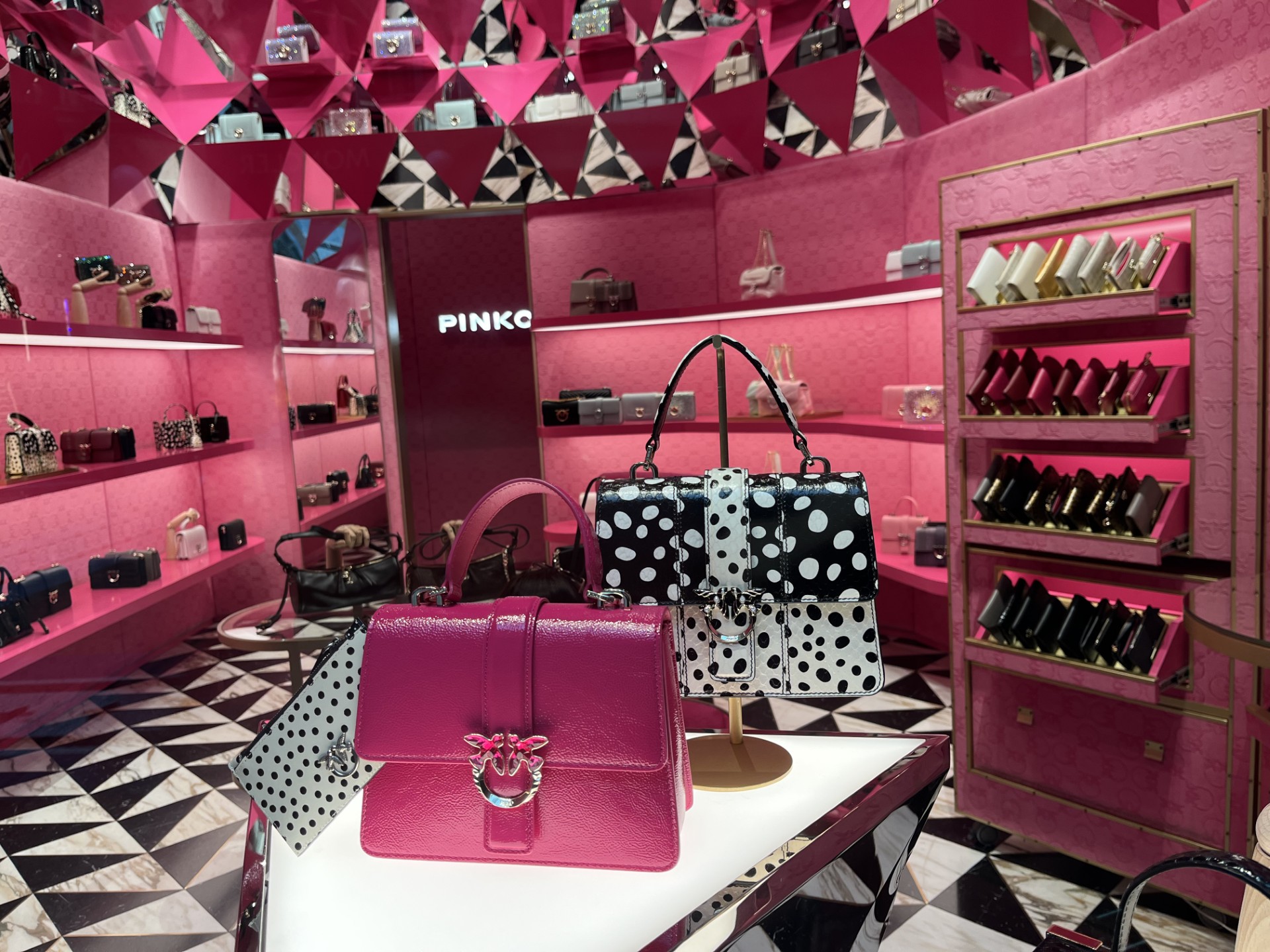 Dans les boutiques du quartier de la mode, des créations toutes plus stylées les unes que les autres - Photo : PB