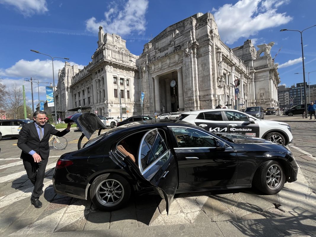 A l'arrivée comme au départ, voiture avec chauffeur à la gare - Photo : Paula Boyer