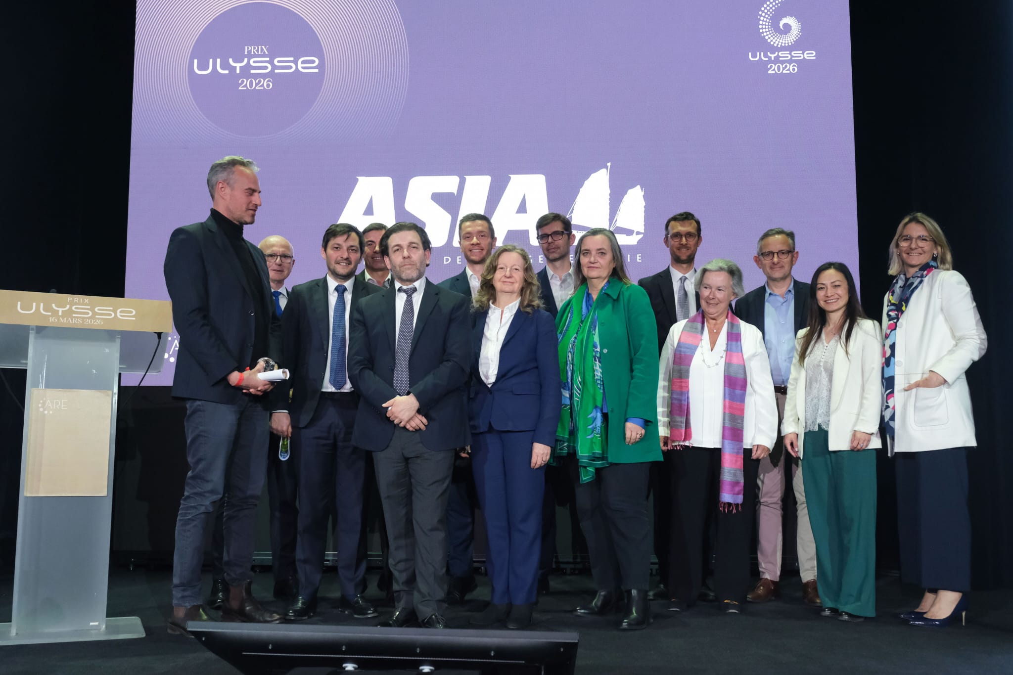 L'équipe dirigeante d'Asia entourée de ses actionnaires et conseils - Photo Asia