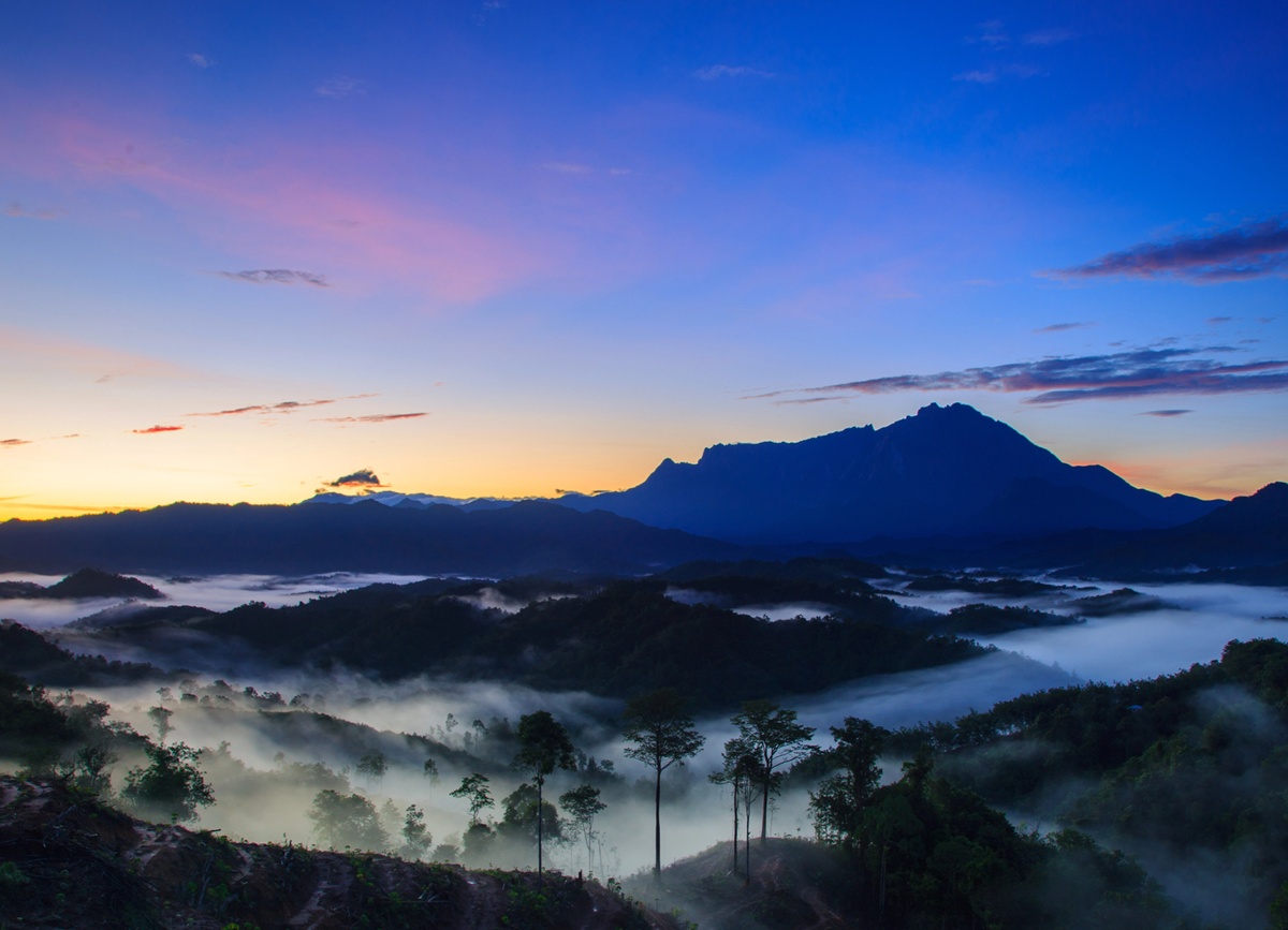 La silhouette du mont Kinabalu, icône de Sabah et site UNESCO - Depositphotos.com, alenthien