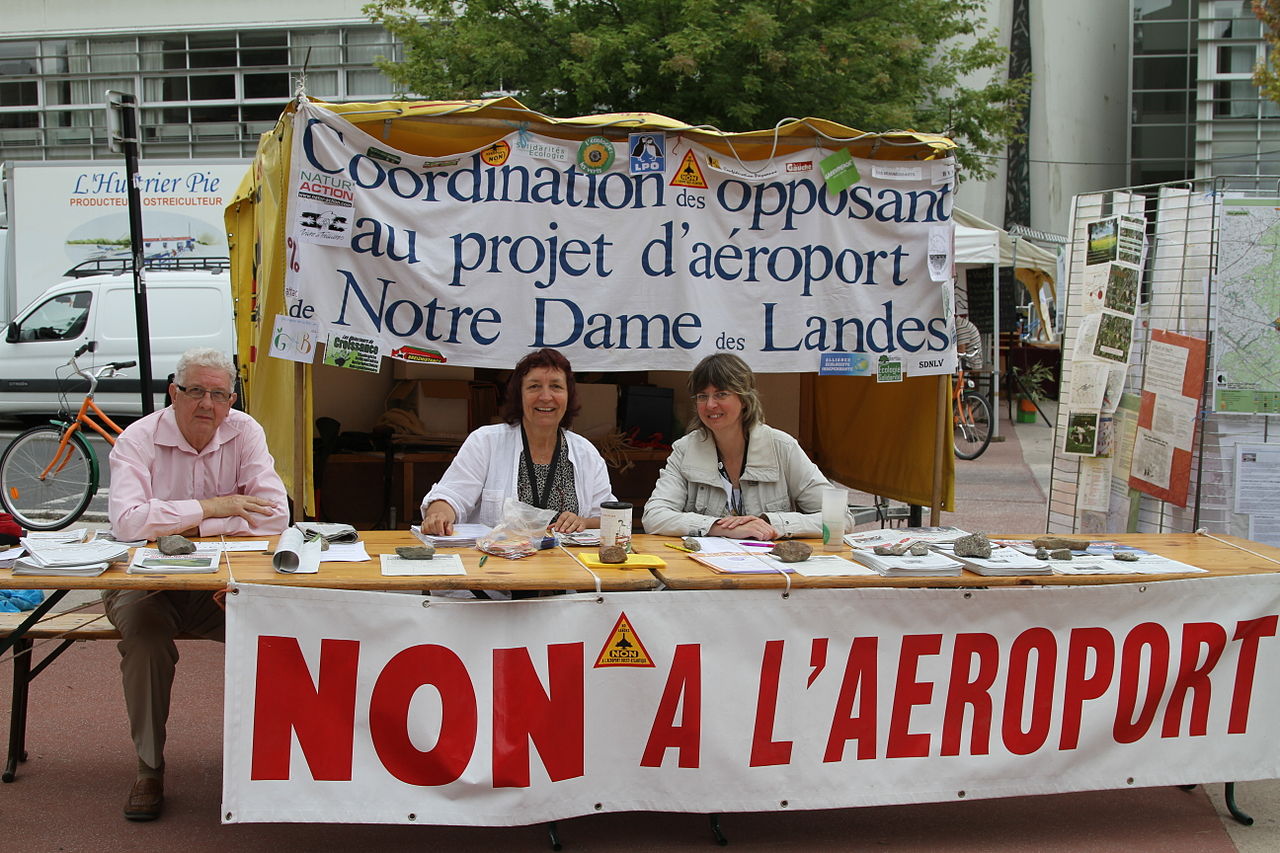 Le stand des opposants aux journées d'été EELV 2010 à Nantes/photo Michel Briand wikipedia Le stand des opposants aux journées d'été EELV 2010 à Nantes/photo Michel Briand wikipedia